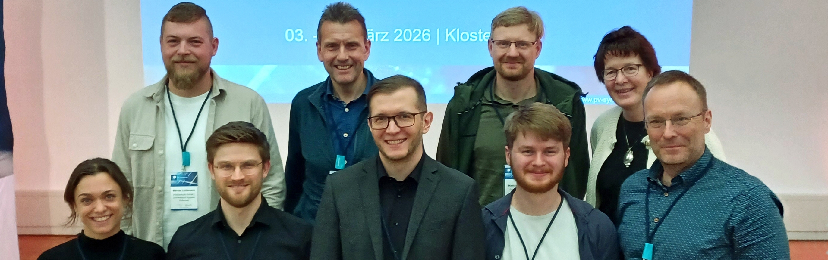 David Daßler (vorne Mitte) mit dem Team des Fraunhofer CSP beim PV Symposium in Bad Staffelstein.