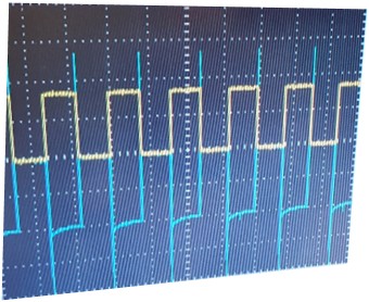 Stromsignal im µA-Bereich (blau) erzeugt durch Rechteckwellenanregung mit 800 V (gelb) bei 25 Hz.