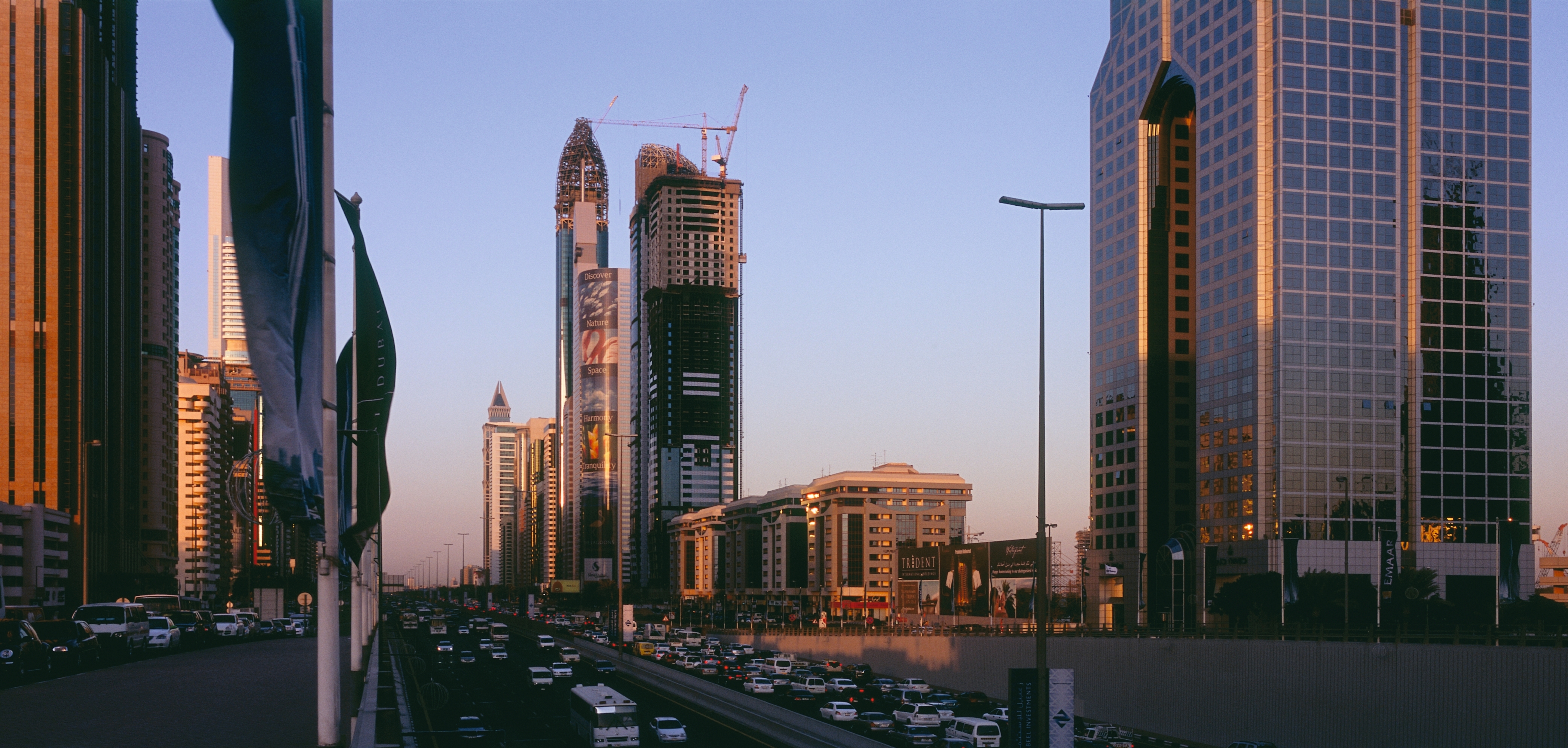 Dubai Gebaeude Einbau Solarmodule Effektivität