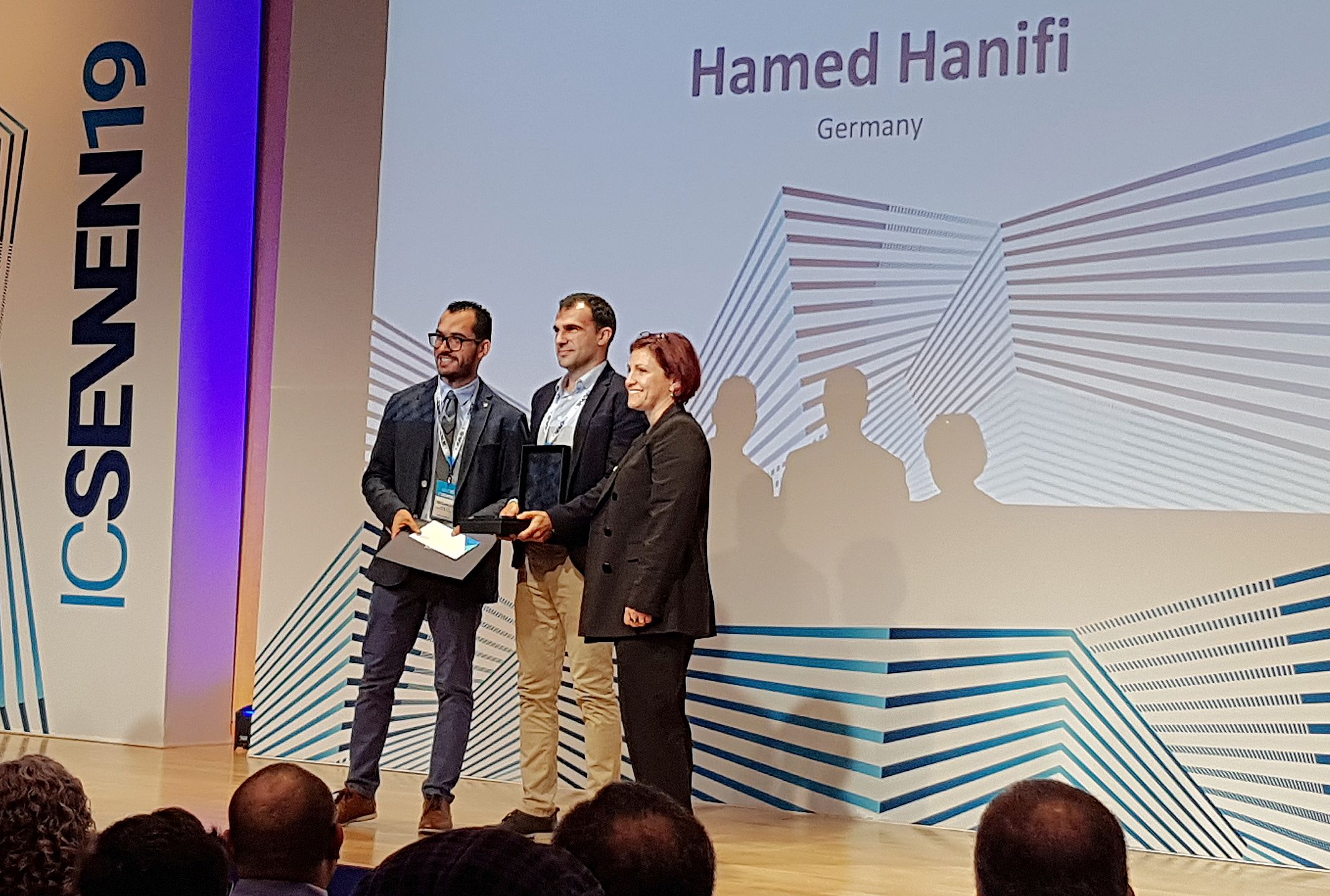 Hamed Hanifi wird auf der IC-SEWEN19 ausgezeichnet.