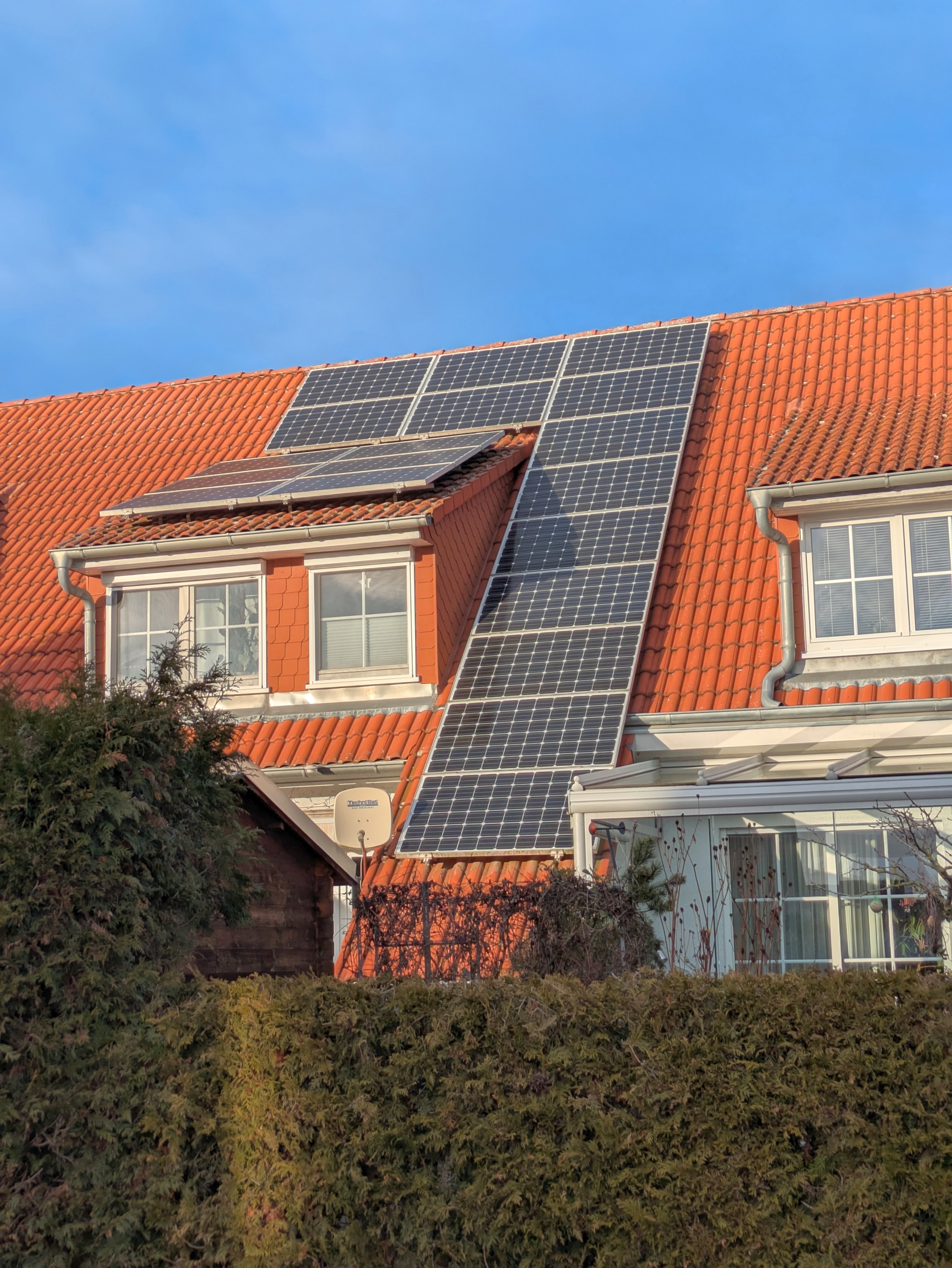 PV Teilverschattung Solaranlage auf einem Hausdach mit Teilverschattung