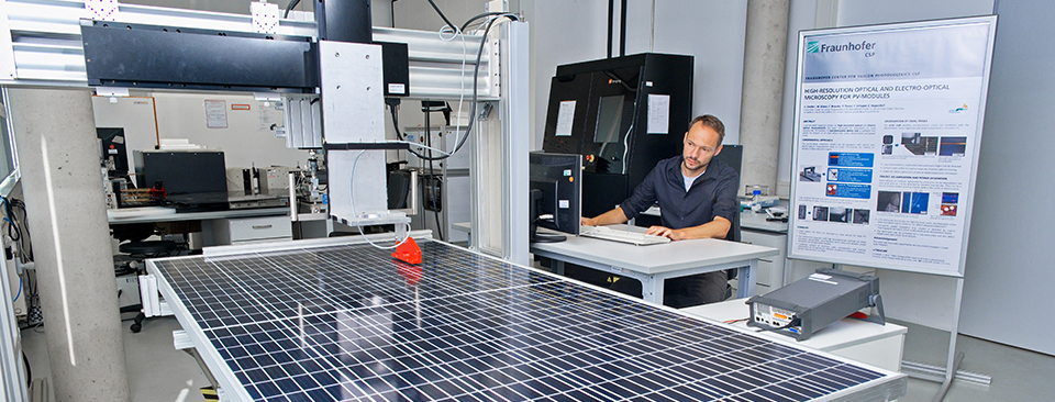 Magnetic field measurement on an electronic component