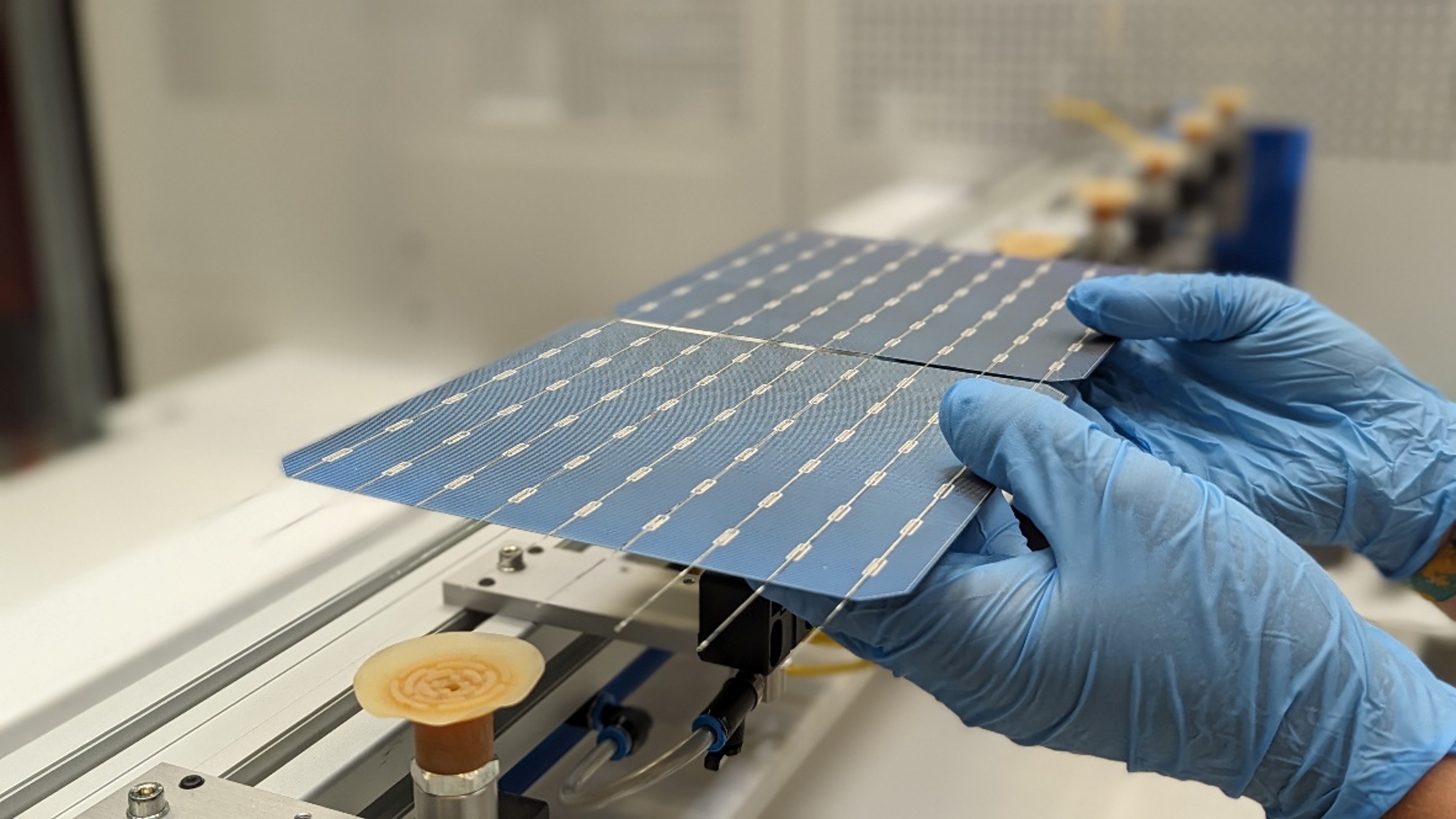 Lead-free, low-temperature bonding using electrically conductive adhesives and solder pastes for the automated series connection of solar cells.